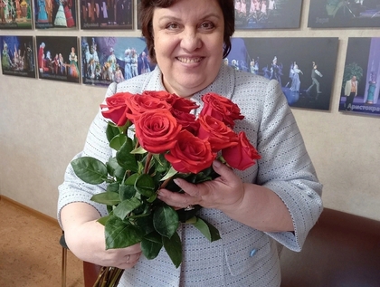 Подарок к Рождеству получила директор нашего театра Елена Ивановна Казакова.